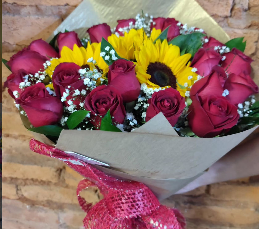 Buquê misto de rosas vermelhas e girassol