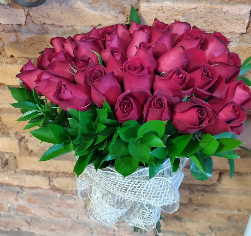 Buquê grande de rosas vermelhas com folhagem verde
