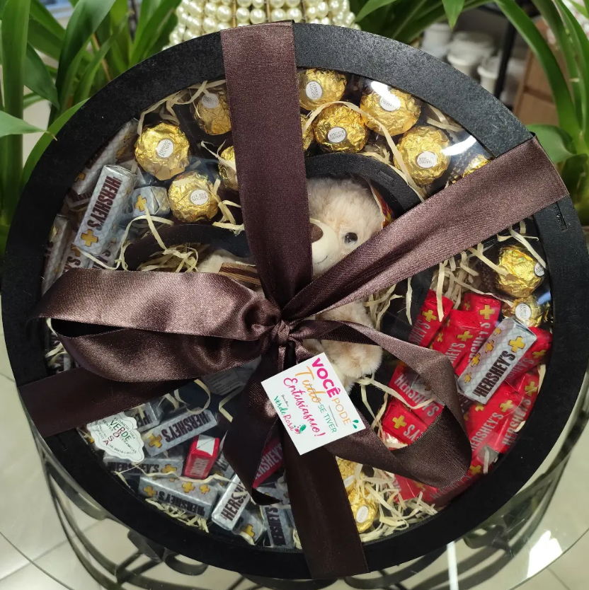 Caixa de presente com chocolates e urso de pelúcia