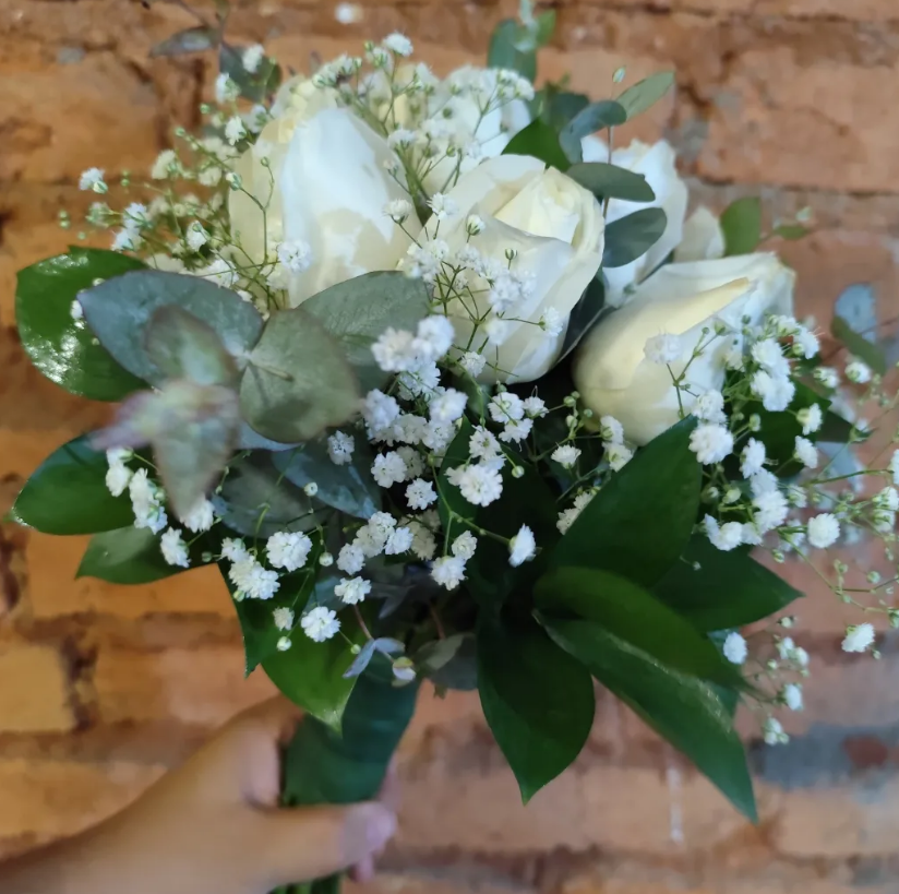 Buquê de noiva com rosas brancas e mosquitinho