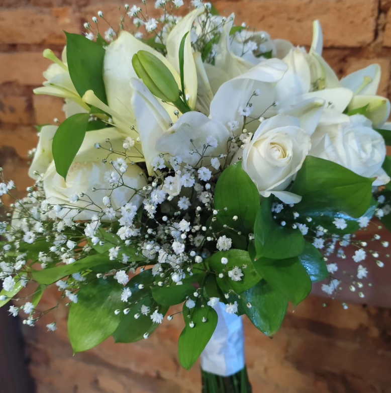 Buquê de lírios e rosas brancas
