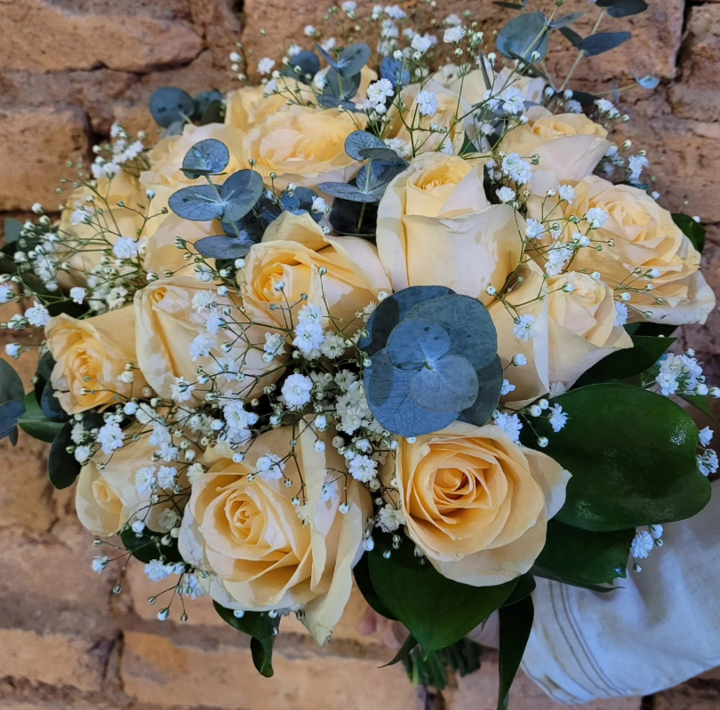 Buquê de rosas champagne com eucalipto