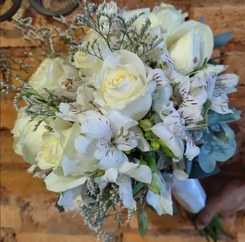 Arranjo branco com rosas e astromélias